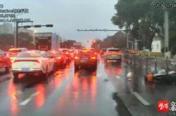 指定买球官方平台 -分工协作、默契配合！两位公交司机联手救助倒地伤者