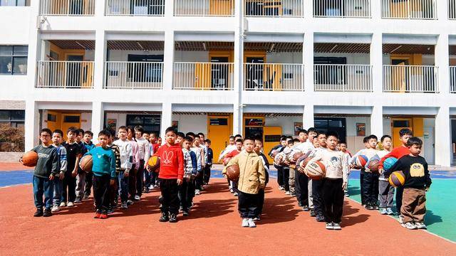 小手稳稳控球，现场活力沸腾，汝河路小学拍球比赛成功举行！