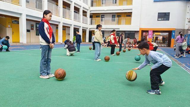 小手稳稳控球，现场活力沸腾，汝河路小学拍球比赛成功举行！