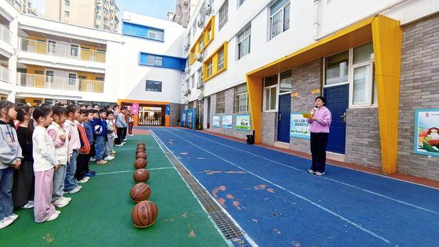 小手稳稳控球，现场活力沸腾，汝河路小学拍球比赛成功举行！