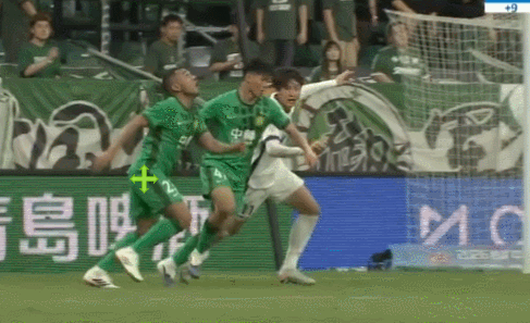 欧冠学着点：在中超这种禁区手球不算点球，VAR也不会介入