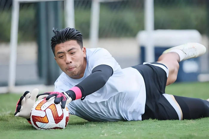 北京国安替补门将张健智频繁失误！有传闻要召回归化门将