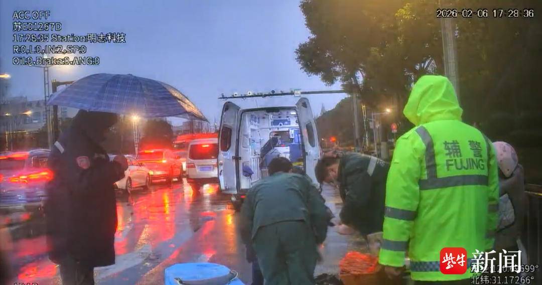 分工协作、默契配合！两位公交司机联手救助倒地伤者