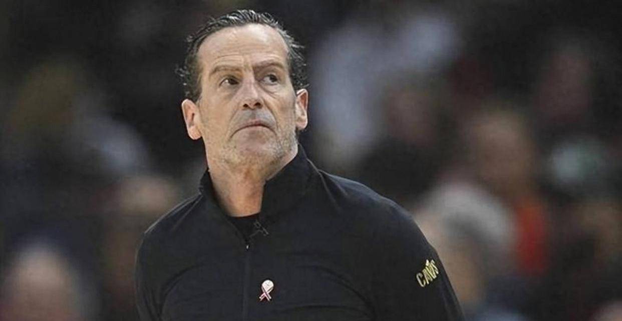 见过千万年薪主教练被吓成木头人吗，骑士阿特金森全场紧逼下僵在场边一分钟不动弹，球队乱了分寸领先优势被活塞生吞