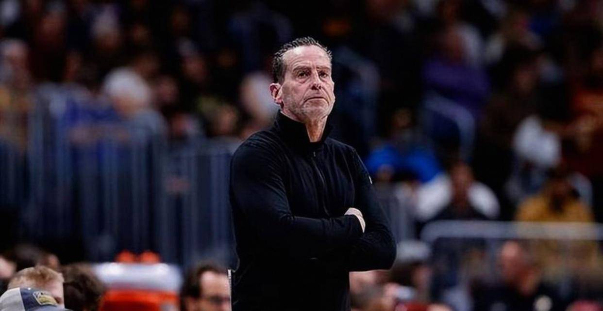 见过千万年薪主教练被吓成木头人吗，骑士阿特金森全场紧逼下僵在场边一分钟不动弹，球队乱了分寸领先优势被活塞生吞