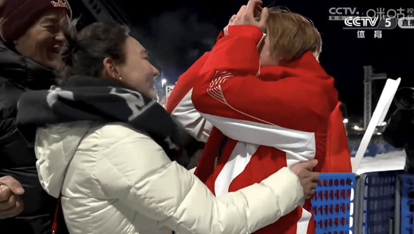 赛后，苏翊鸣落泪拥抱父母！回应判罚争议